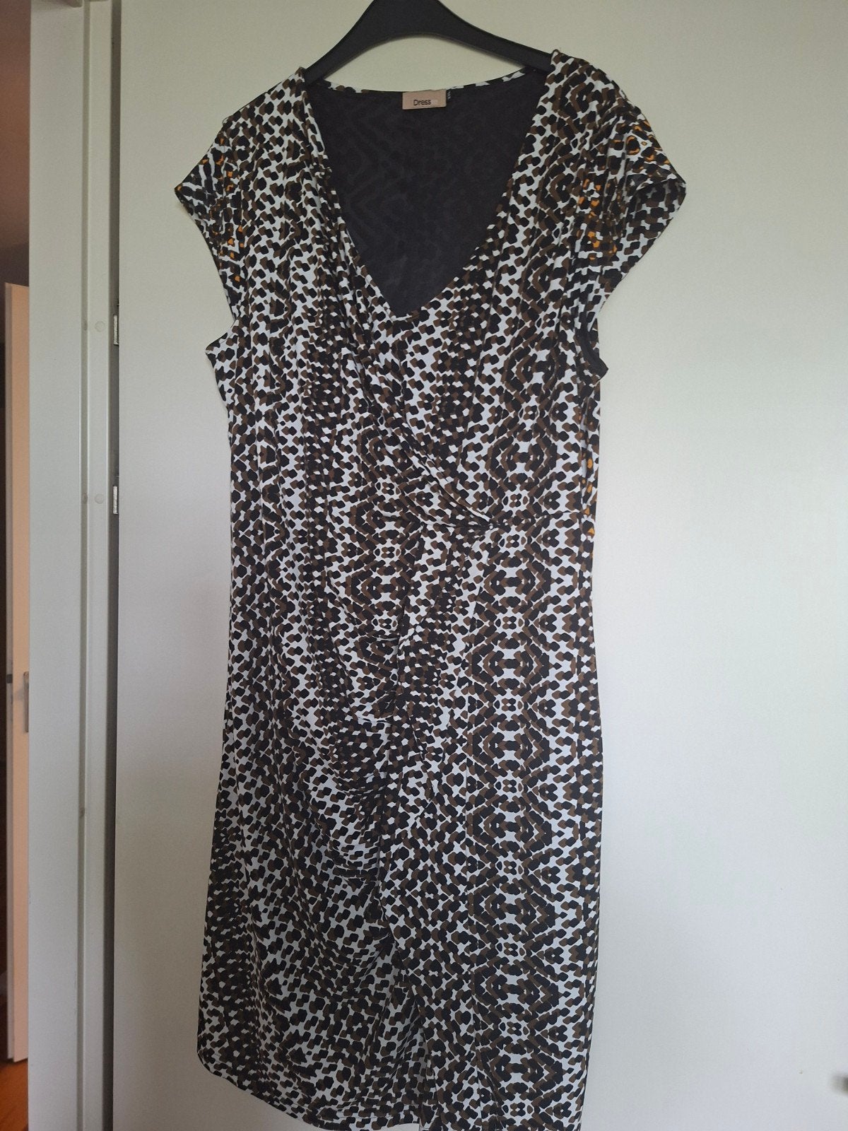 Mooie Dressire jurk met print, valt als XL, Ophalen of Verzenden, Zo goed als nieuw, Maat 46/48 (XL) of groter, Knielengte
