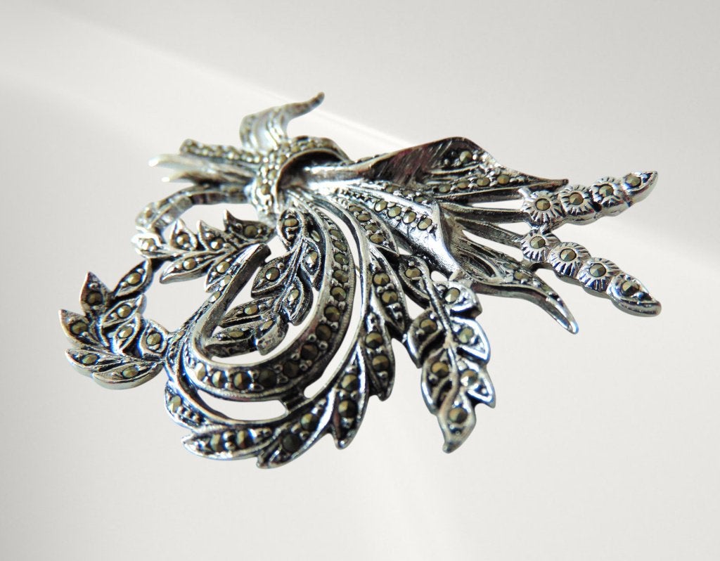 Grote MARKASIET rhodium plated broem broche!, Overige materialen, 4 tot 7 cm, Verzenden, Zo goed als nieuw