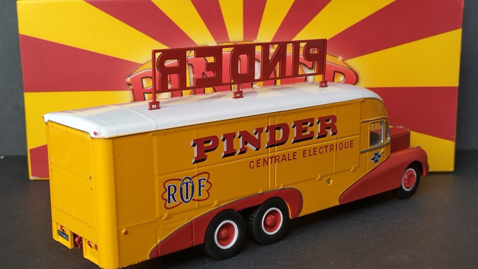 Bernard 28 1951 Circus Pinder Jean Richard 1:43 Direkt Pol, Hobby en Vrije tijd, Modelauto's | 1:43, Overige merken, ., Nieuw