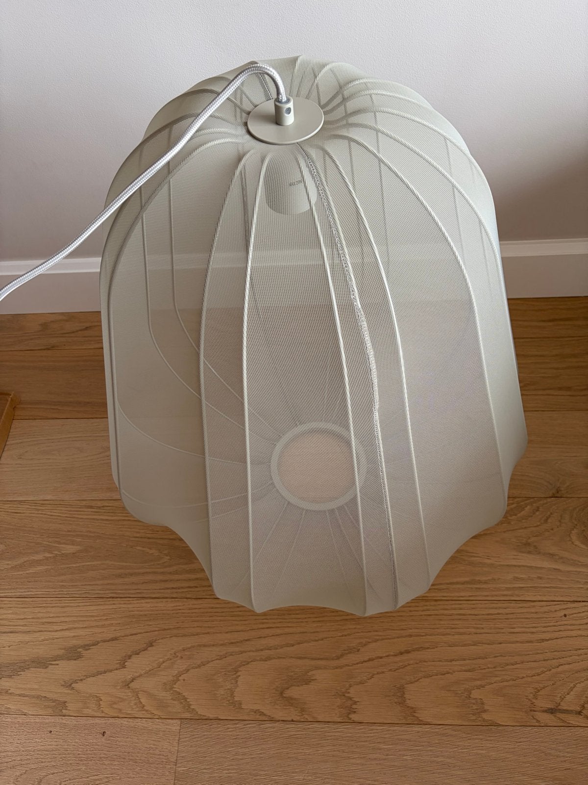 Bolia Balloon hanglamp 53,5cm dia x 60cm H lichtgrijs NIEUW, Ophalen of Verzenden, Nieuw, Textiel, E27 (groot)