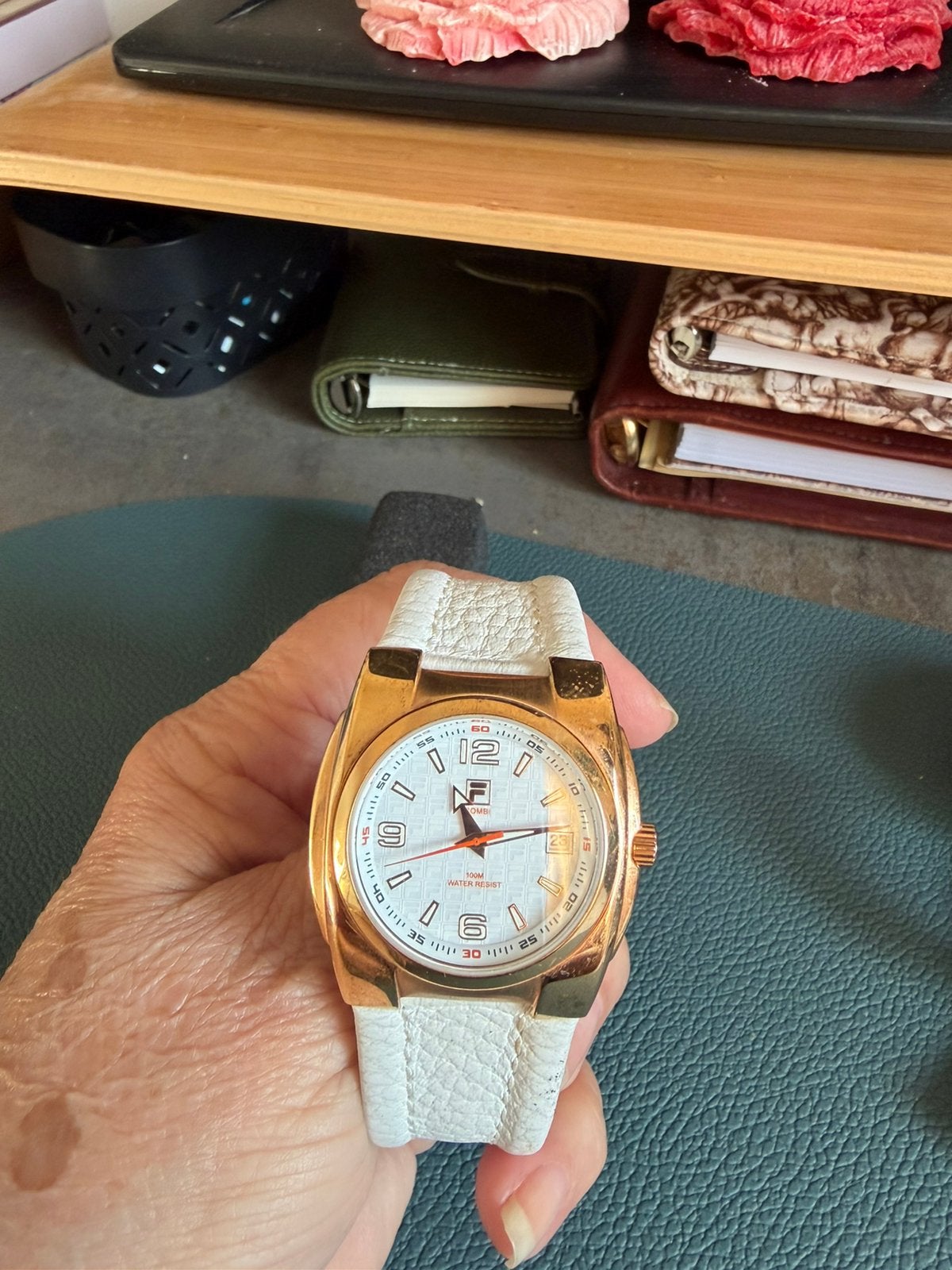 Dameshorloge met witte leren band ., Sieraden, Tassen en Uiterlijk, Horloges | Kinderen, Ophalen, Zo goed als nieuw, Bruin, Jongen of Meisje