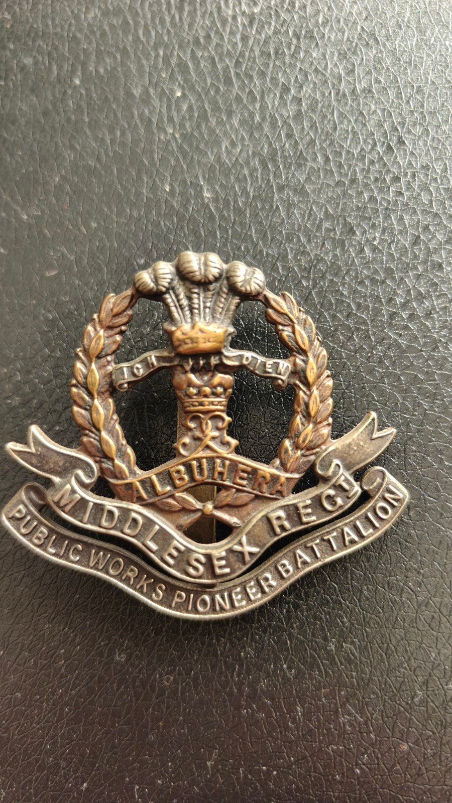 Originele WW1 capbadge Middlesex Regiment., Ophalen of Verzenden, Landmacht, Engeland, Embleem of Badge