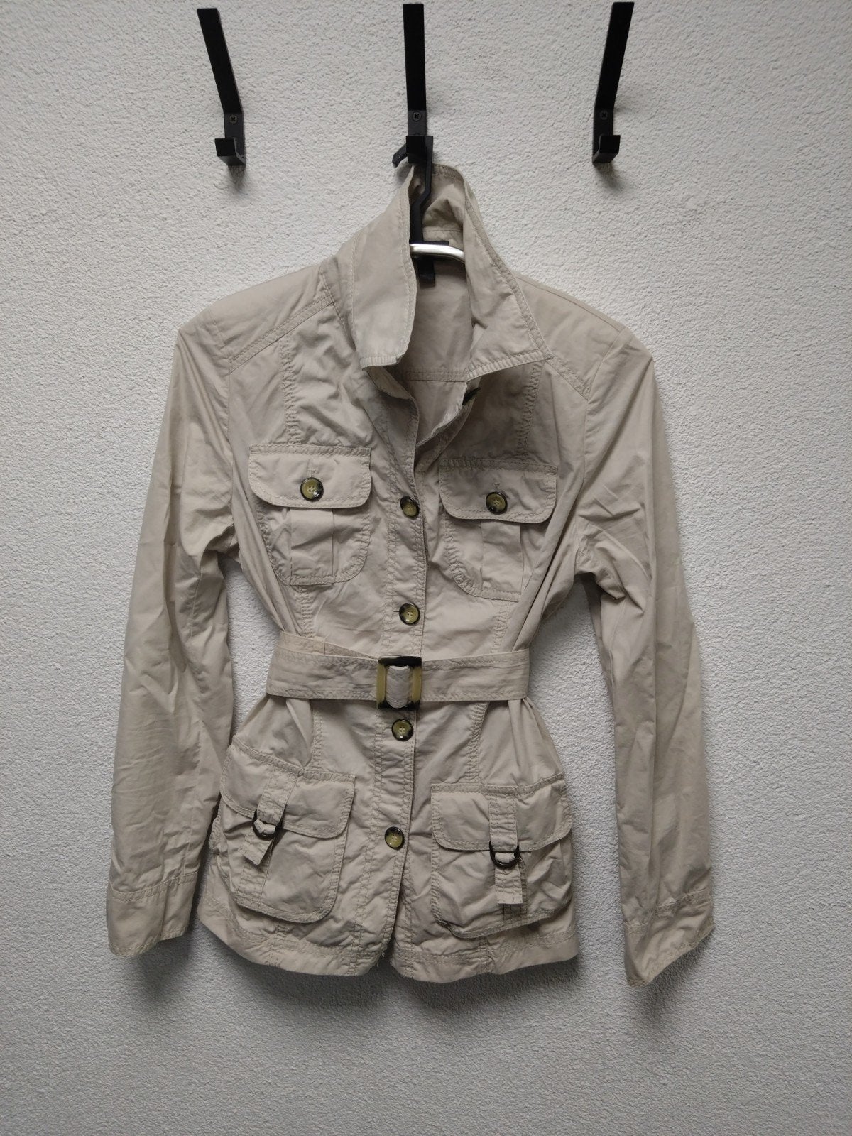 Stijlvolle beige jas met schoudervulling, maat M, Maat 38/40 (M), Beige, Ophalen of Verzenden, Sandoleba