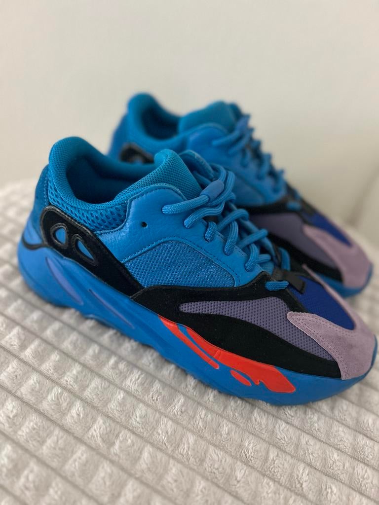 Adidas Yeezy Boost 700 Hi-res Blue - Maat 42,5, Kleding | Heren, Schoenen, Ophalen of Verzenden, Zo goed als nieuw, Blauw, Sneakers of Gympen
