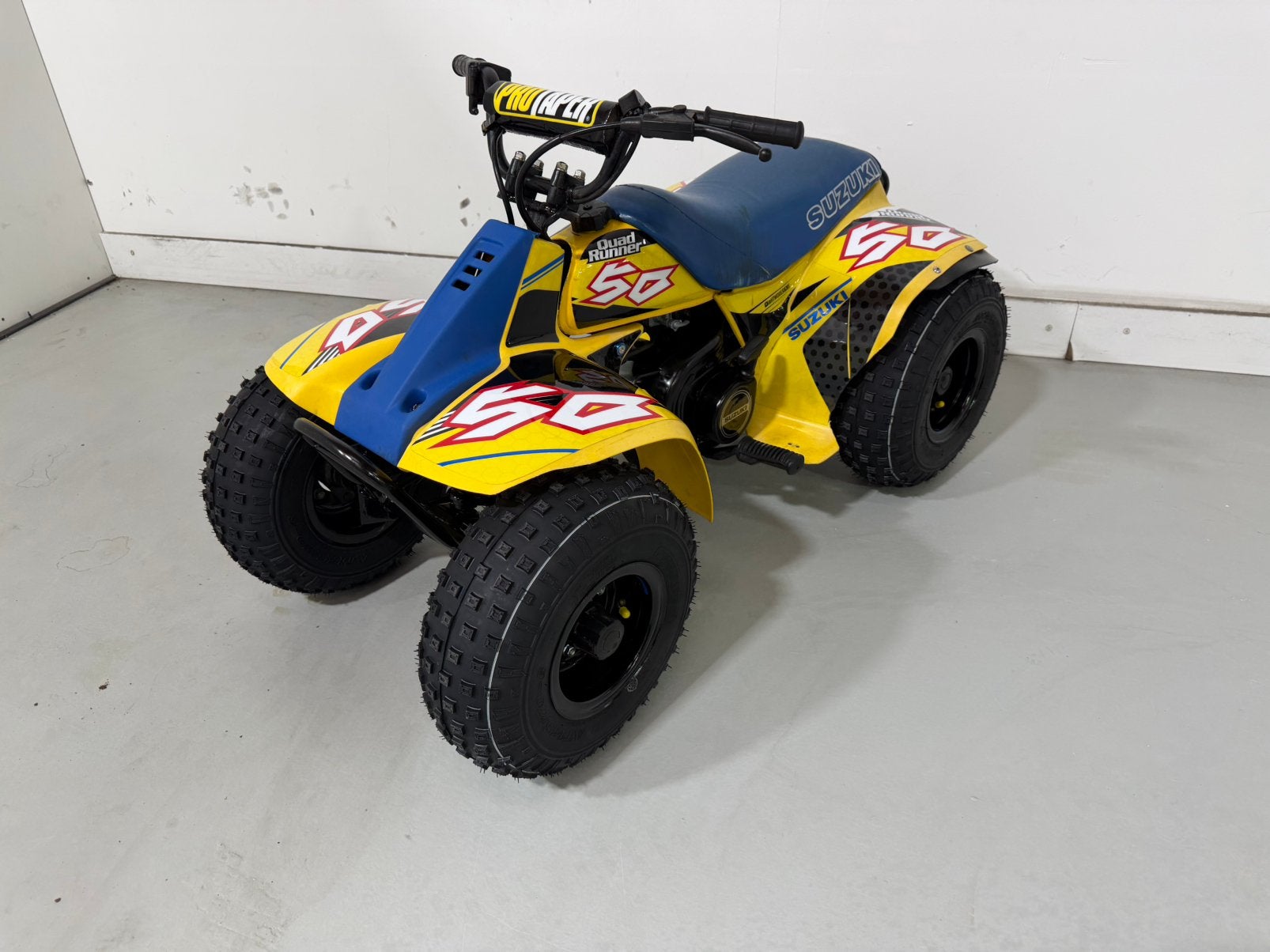 LET OP! Zeer nette suzuki lt50 NIEUWE BANDEN