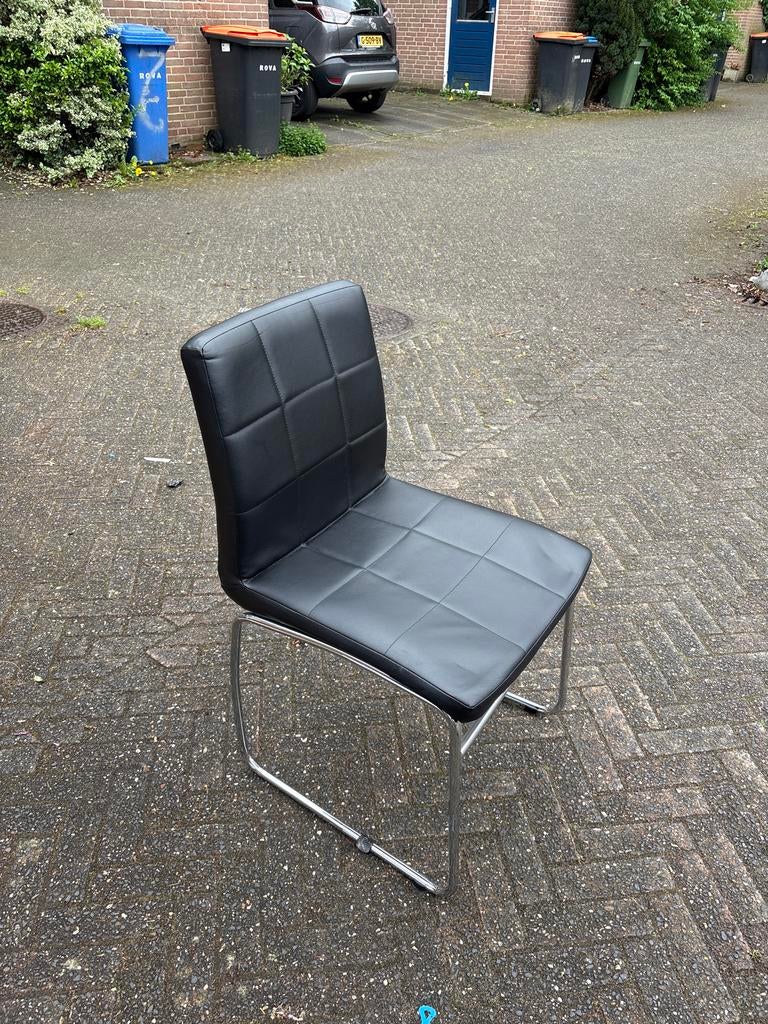 Zwarte eetkamerstoel met chromen onderstel, Huis en Inrichting, Stoelen, Ophalen, Gebruikt, Zwart, Leer