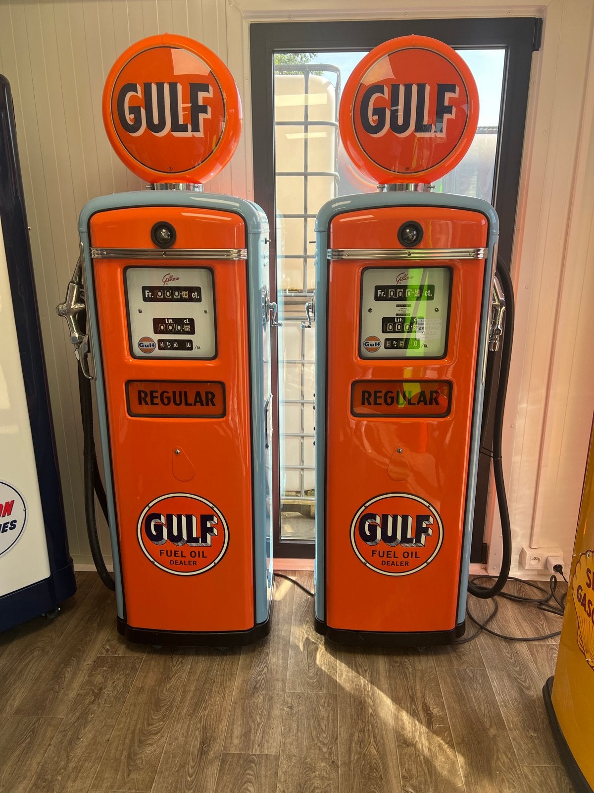 Set van 2 Vintage Gulf Benzinepompen - Decoratief, Ophalen