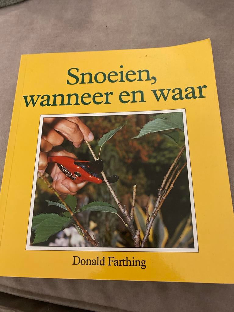 Snoeien, wanneer en waar - Donald Farthing, Ophalen of Verzenden, Zo goed als nieuw, Tuinieren en Tuinplanten