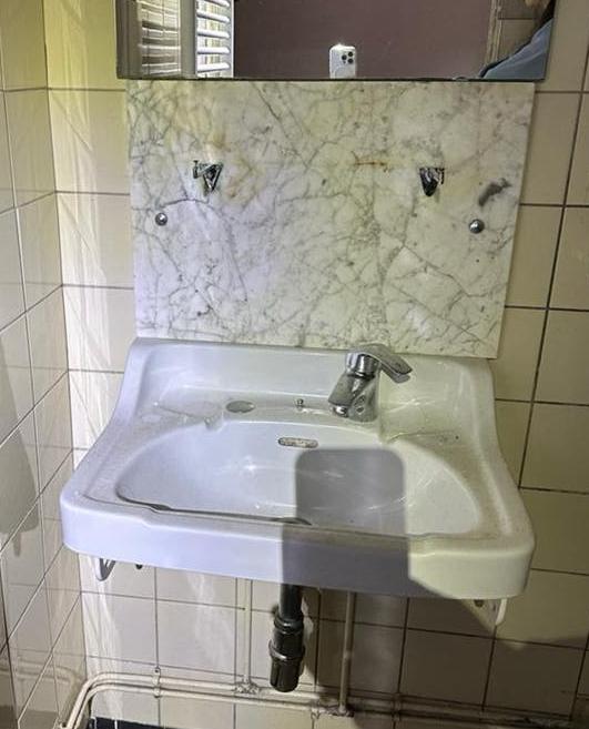 Gratis wasbak met marmeren plaat en spiegel, Ophalen, Gebruikt, 50 tot 100 cm, Wasbak of Wastafel