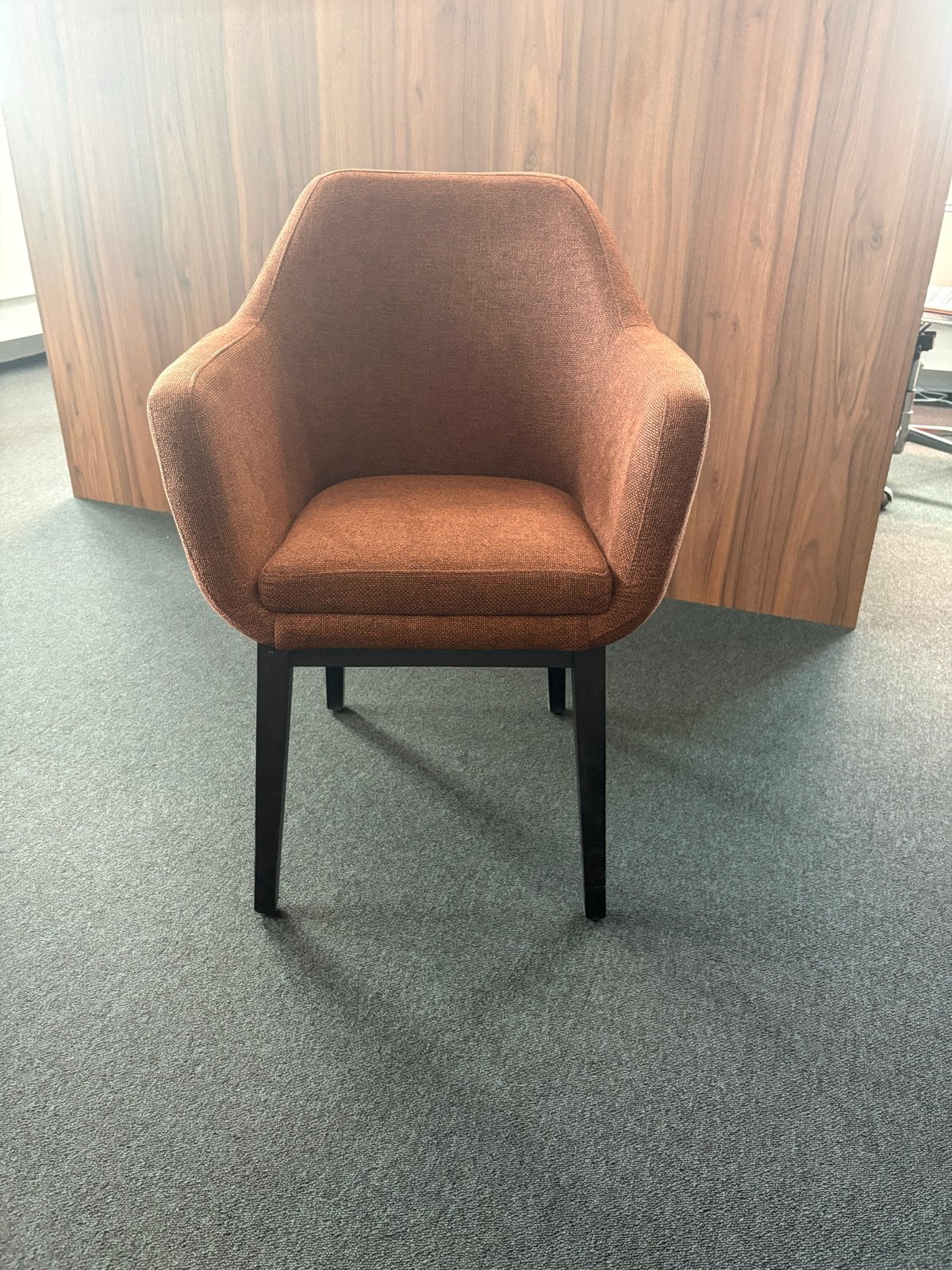 Bruine eetkamerstoel met zwart houten onderstel, Huis en Inrichting, Stoelen, Ophalen, Bruin, Zo goed als nieuw, Eén