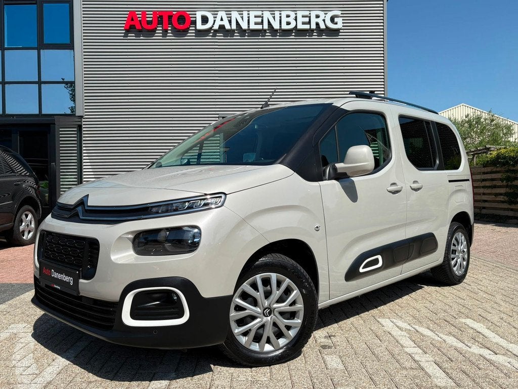 Citroen Berlingo 1.2 PureTech Shine AUTOMAAT,CAMERA,Car-play, Zwart, 1298 kg, Origineel Nederlands, Nieuw