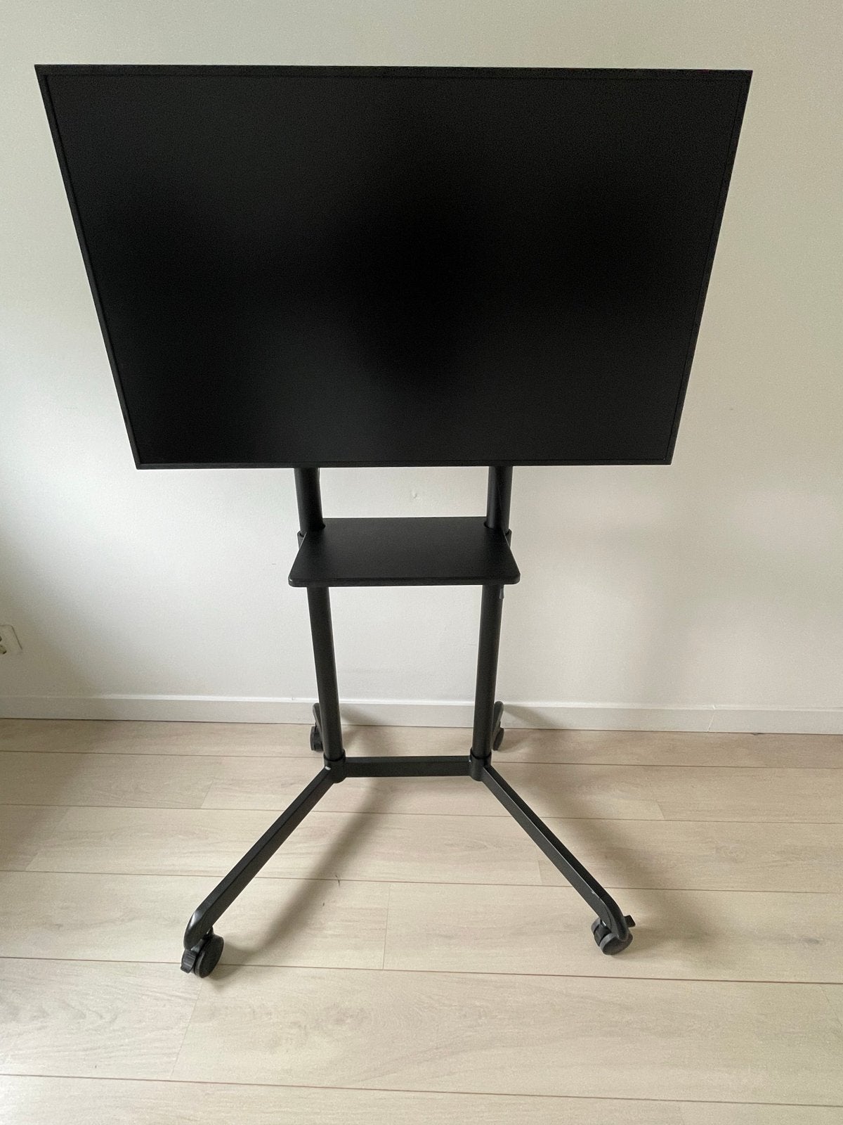 Hisense 43DM66D Digital Signage Display + rijdbaar Statief, LED, 50 Hz, Zo goed als nieuw, 100 cm of meer