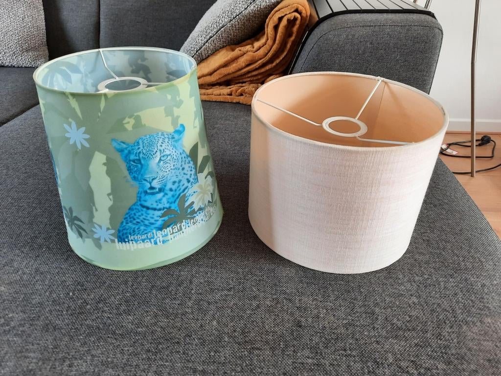 2 mooie lampenkappen, waarvan 1 met luipaardprint, Huis en Inrichting, Lampen | Lampenkappen, Gebruikt, Modern, Speels, 25 tot 50 cm