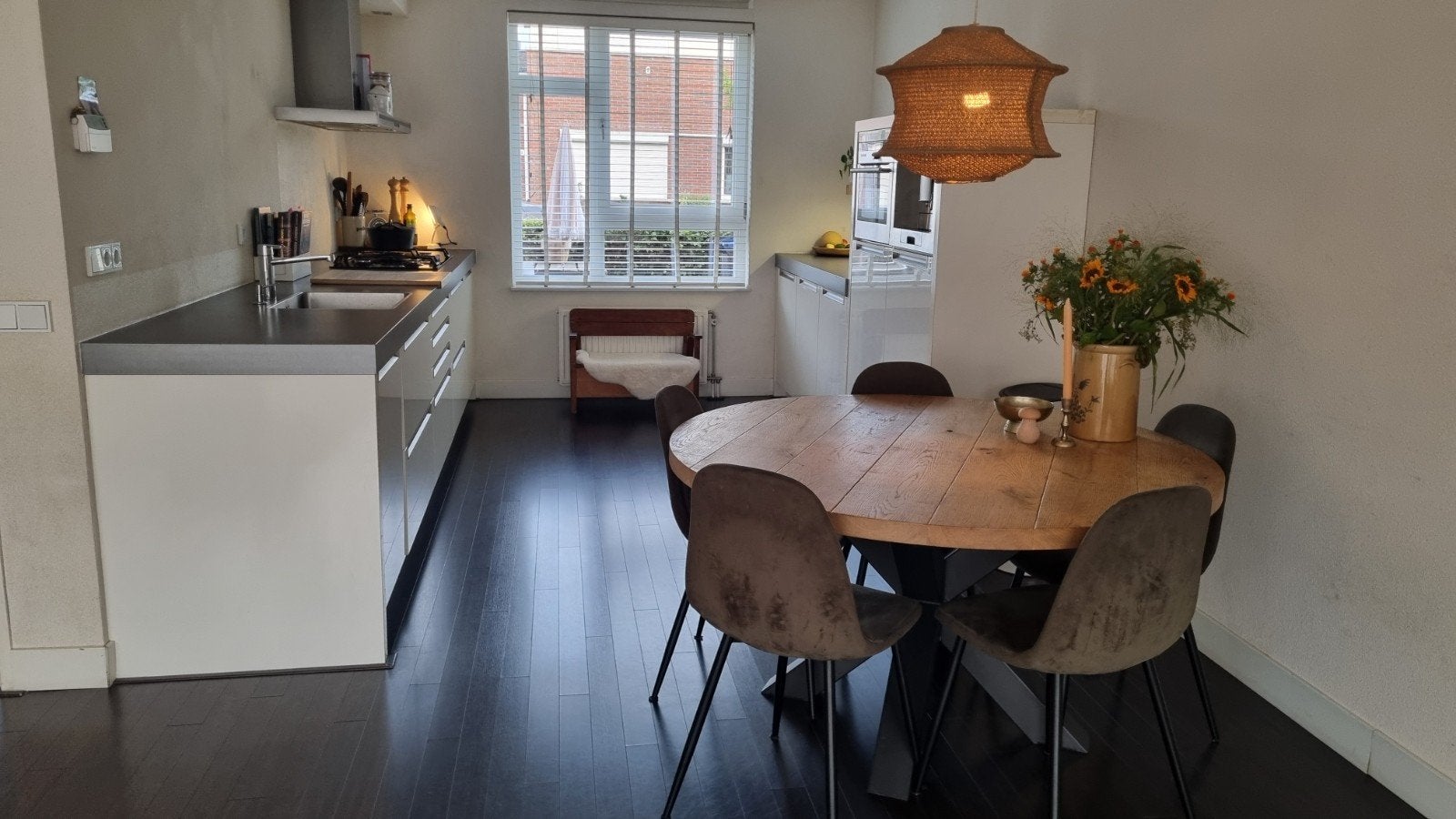 Moderne witte keuken met donkergrijs blad en apparatuur, Ophalen, Gebruikt, Wit