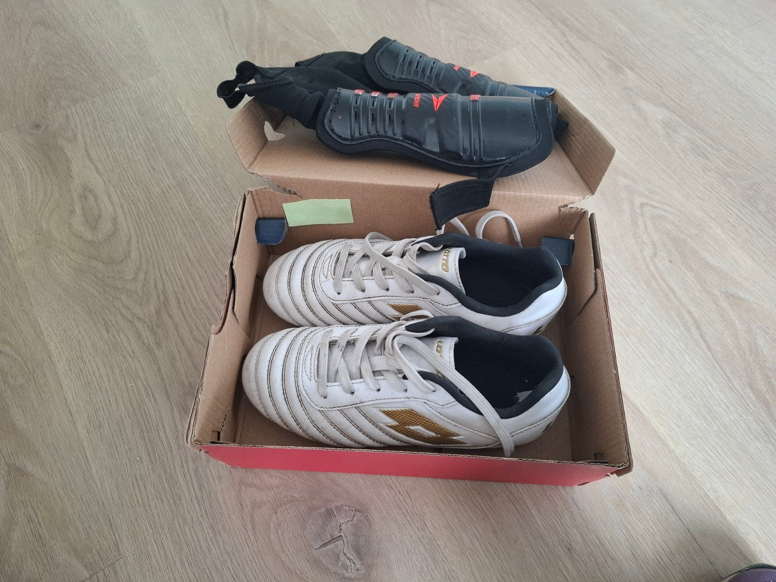 Voetbalschoenen en scheenbeschermers, Ophalen