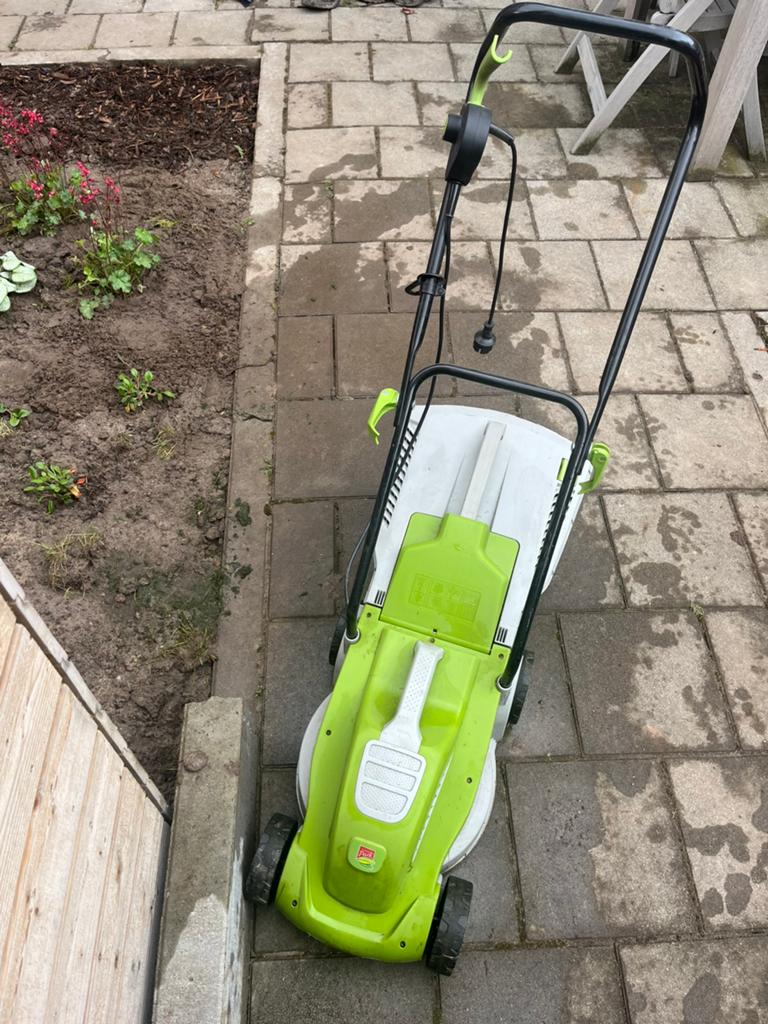 Grasmaaier en kantenmaaier Central Park, Tuin en Terras, Grasmaaiers, Ophalen, Gebruikt, Elektrische grasmaaier, Opvangbak