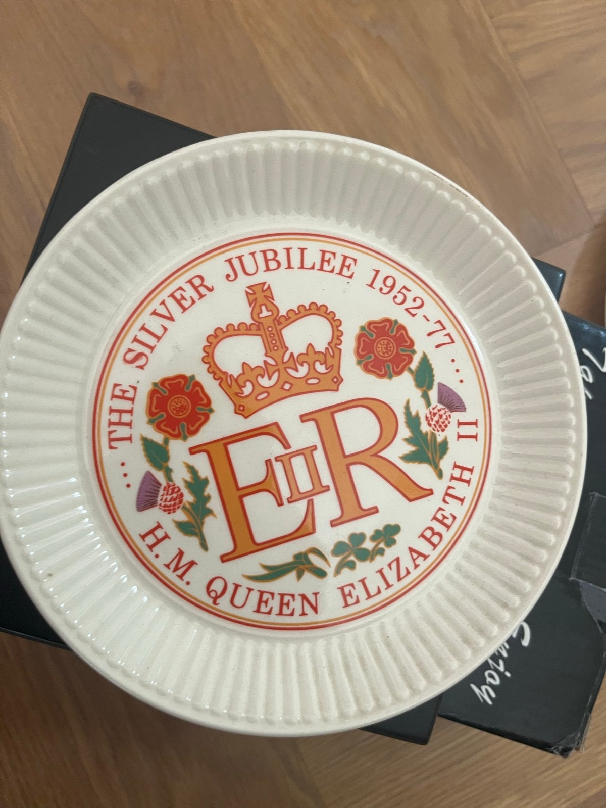 Wedgwood bordje Zilveren Jubileum Queen Elizabeth II, Antiek en Kunst, Ophalen