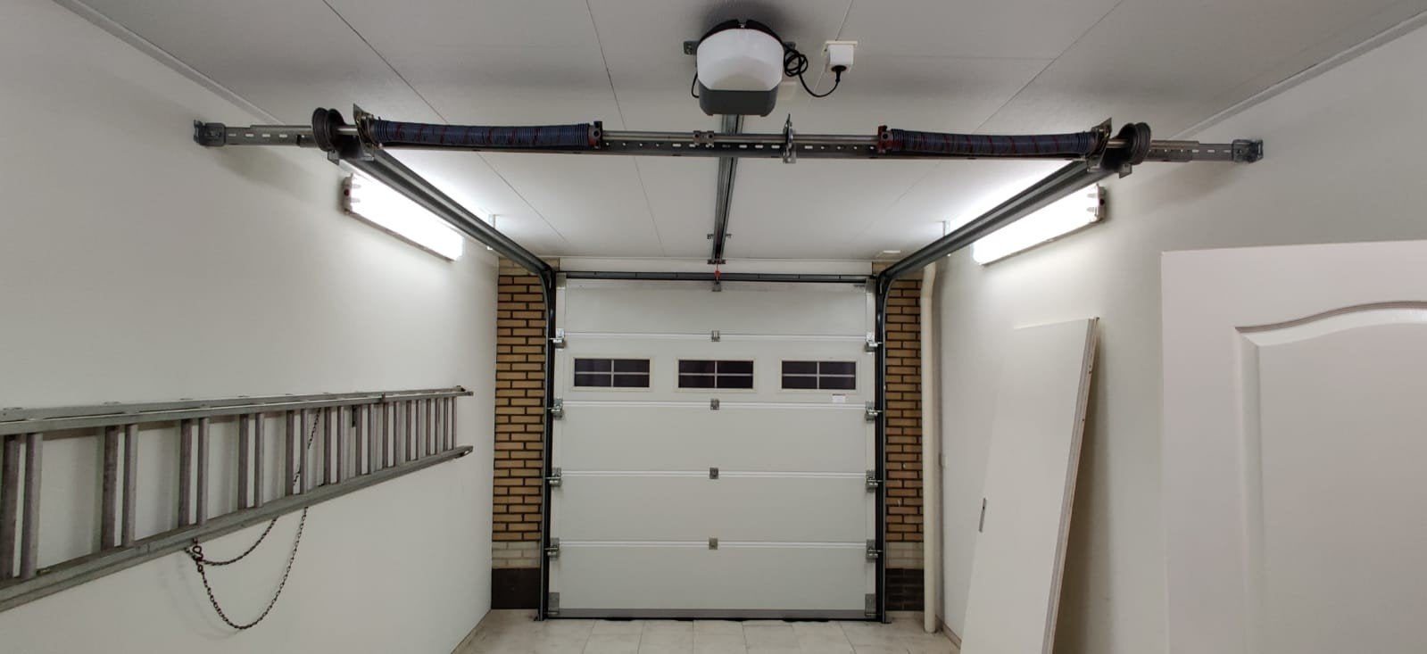 Garagedeur met elektrische opener en afstandsbediening, Doe-het-zelf en Verbouw, Deuren en Horren, Ophalen, 80 tot 100 cm, Garagedeur