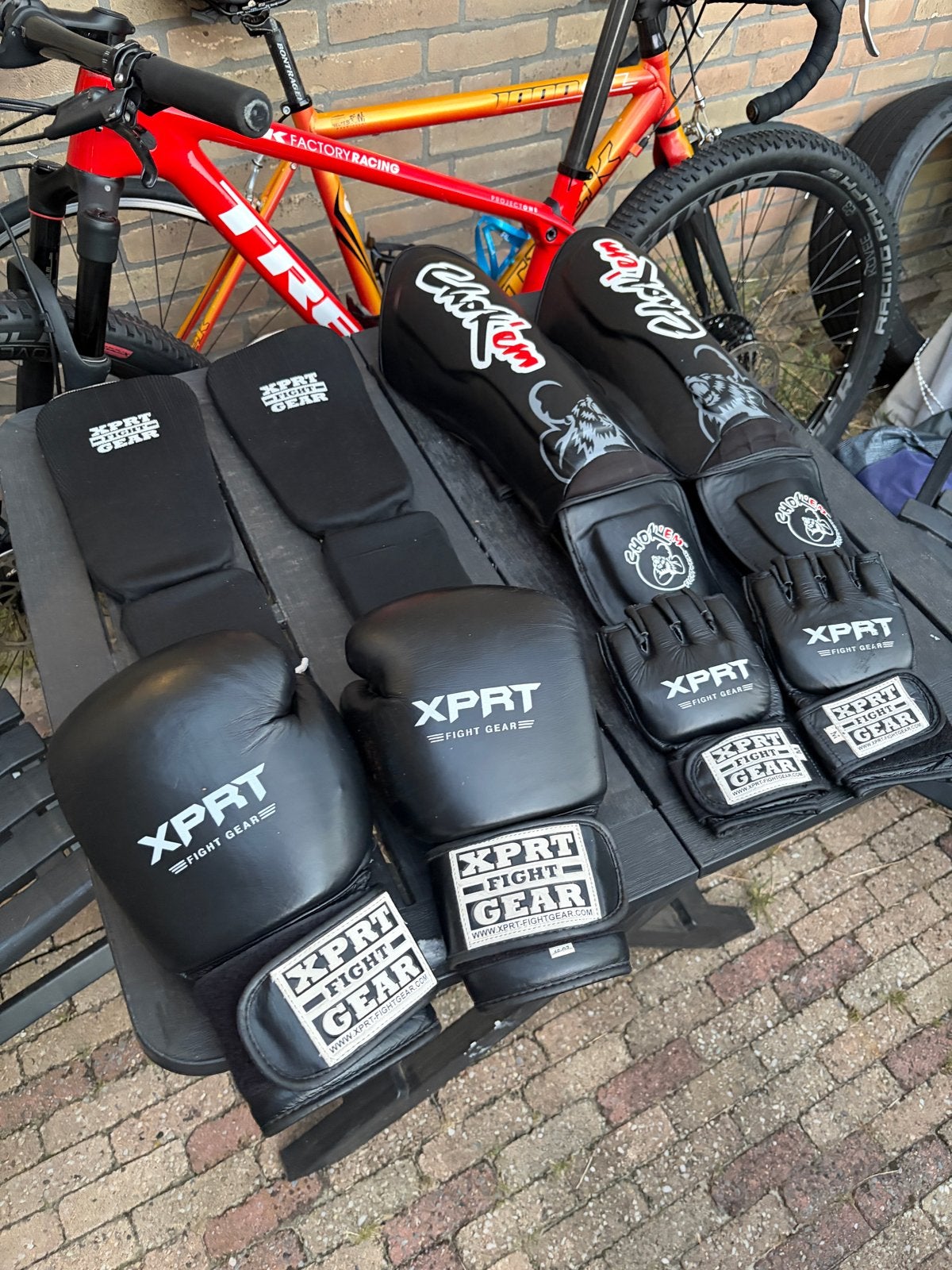 Vechtsportuitrusting: bokshandschoenen, scheenbeschermers en, Sport en Fitness, Gebruikt, Overige, Vechtsportbescherming, Maat L