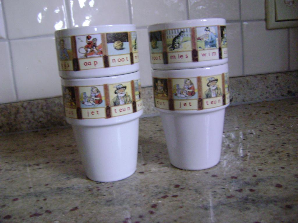 2 bekers van het leesplankje, Huis en Inrichting, Keuken | Servies, Ophalen of Verzenden, Zo goed als nieuw, Overige stijlen, Kop(pen) en/of Schotel(s)