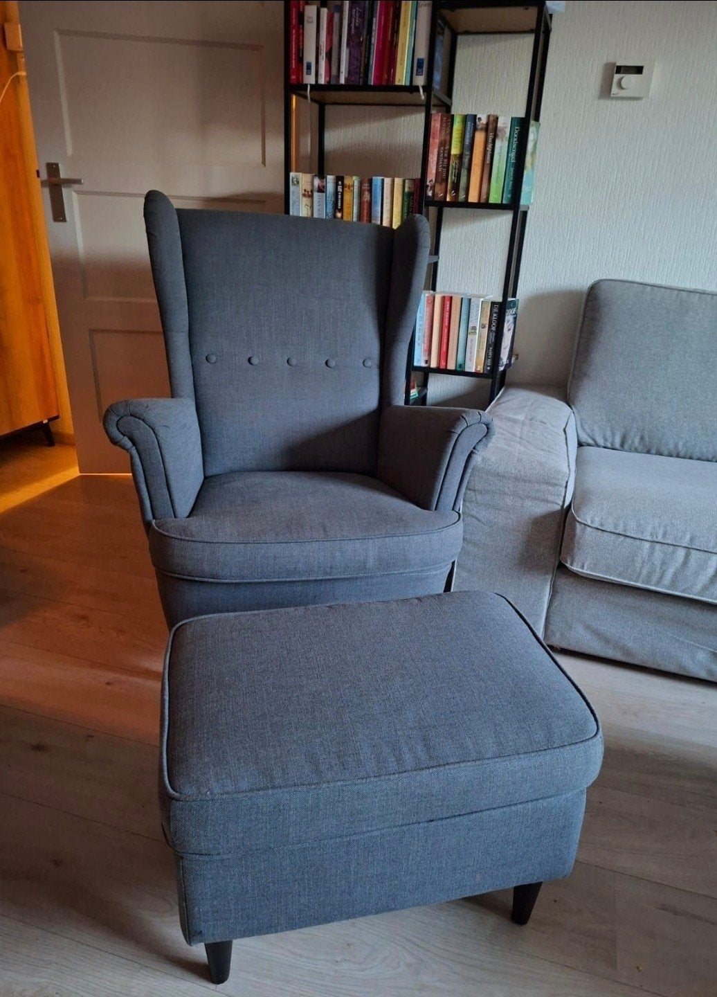 IKEA Strandmon oorfauteuil met voetenbank - Grijs, Huis en Inrichting, Ophalen, 75 tot 100 cm, Zo goed als nieuw, 50 tot 75 cm