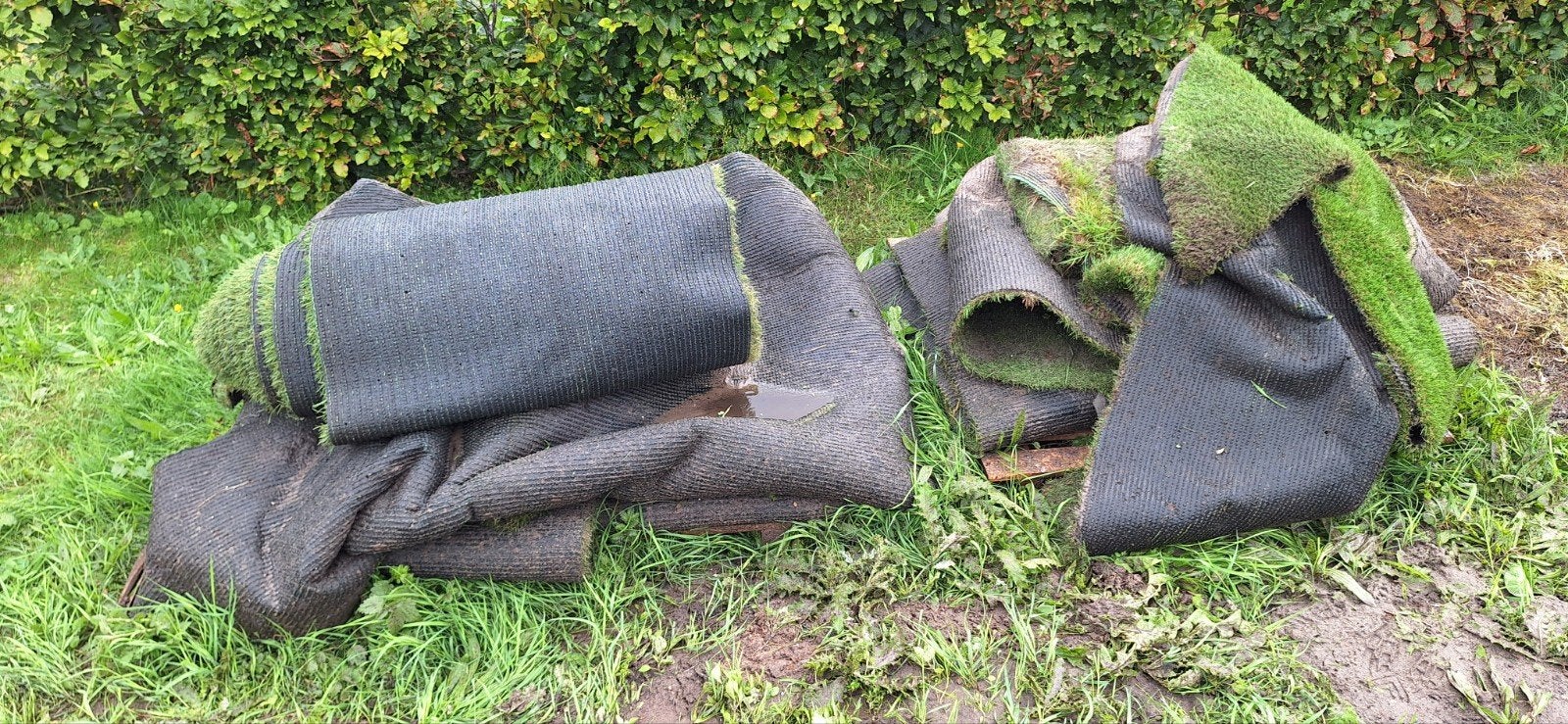 Gratis af te halen: Kunstgras in meerdere stukken, Tuin en Terras, Ophalen, Gebruikt, Minder dan 10 m², Kunstgras