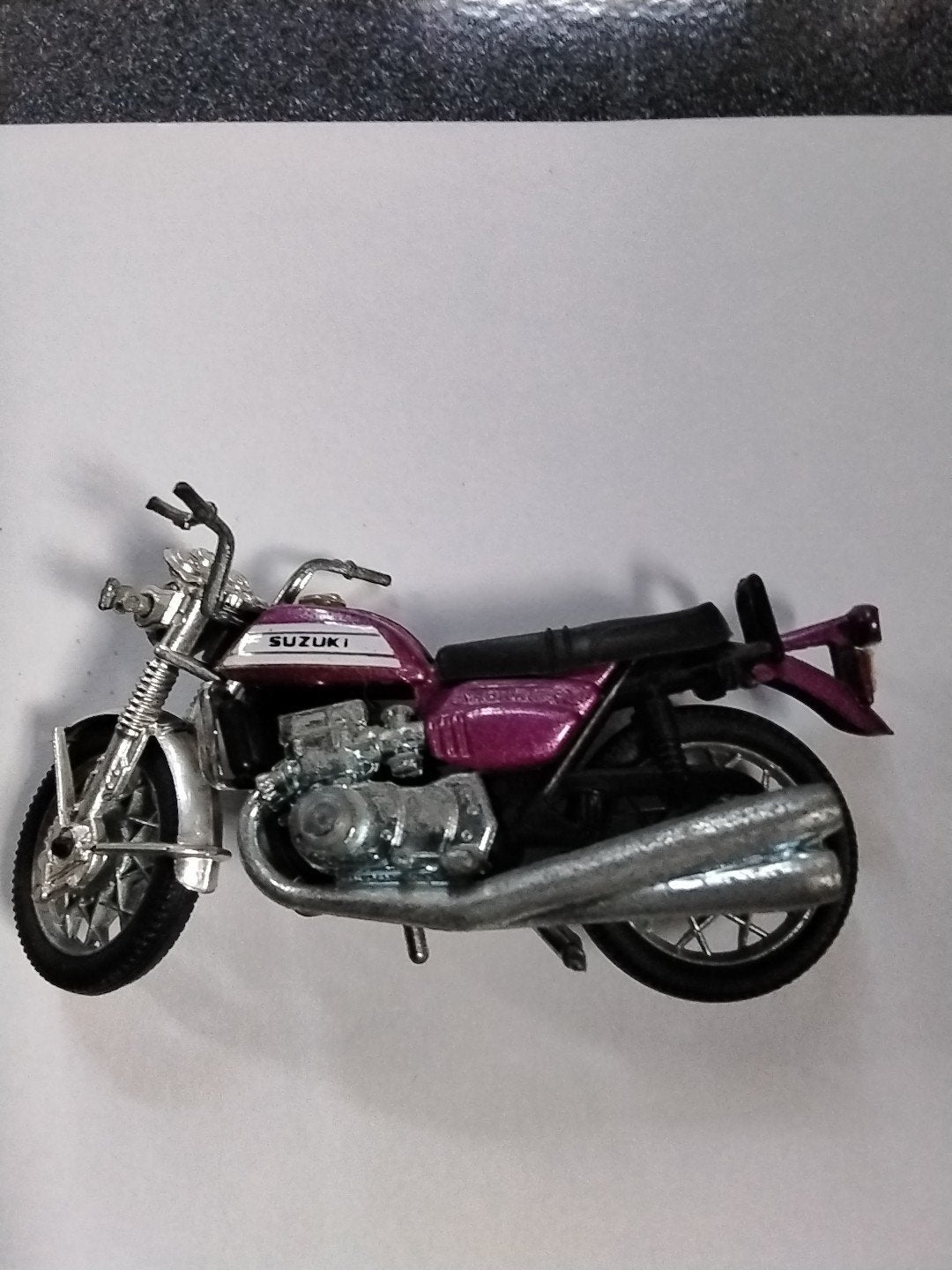 Suzuki motorfiets model - paars, Hobby en Vrije tijd, Overige merken, Gebruikt, 1:50 of kleiner, Overige typen