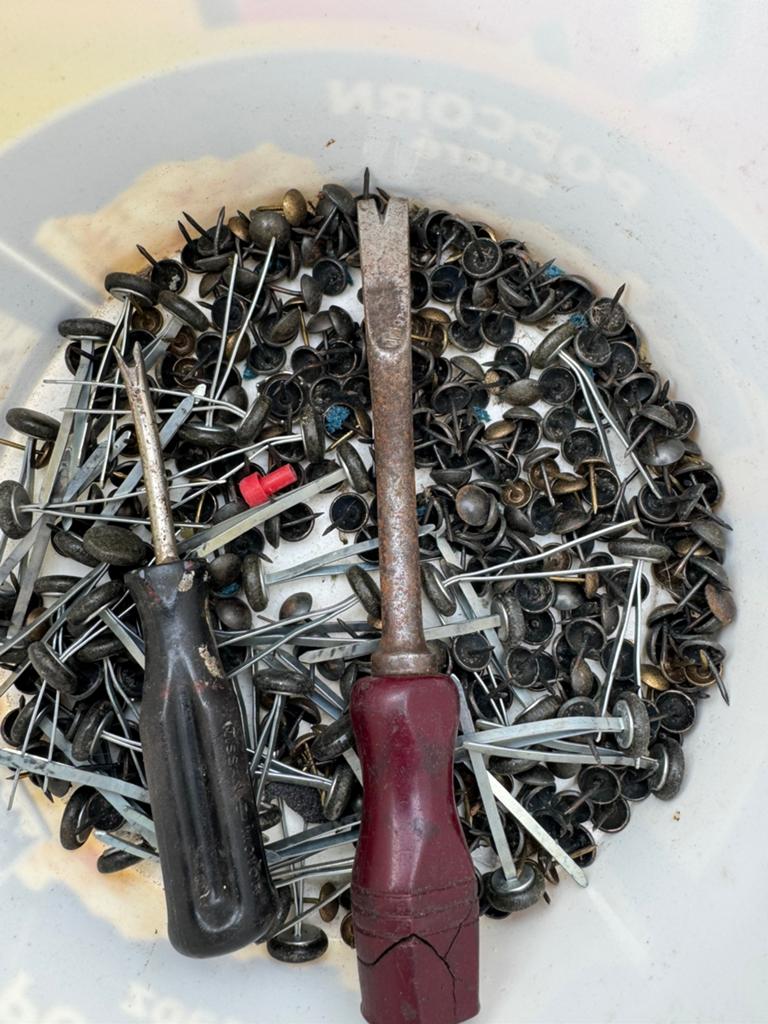 Meubelstoffeerders  gereedschap  🔴 en meubel nagels, Ophalen of Verzenden, Zo goed als nieuw