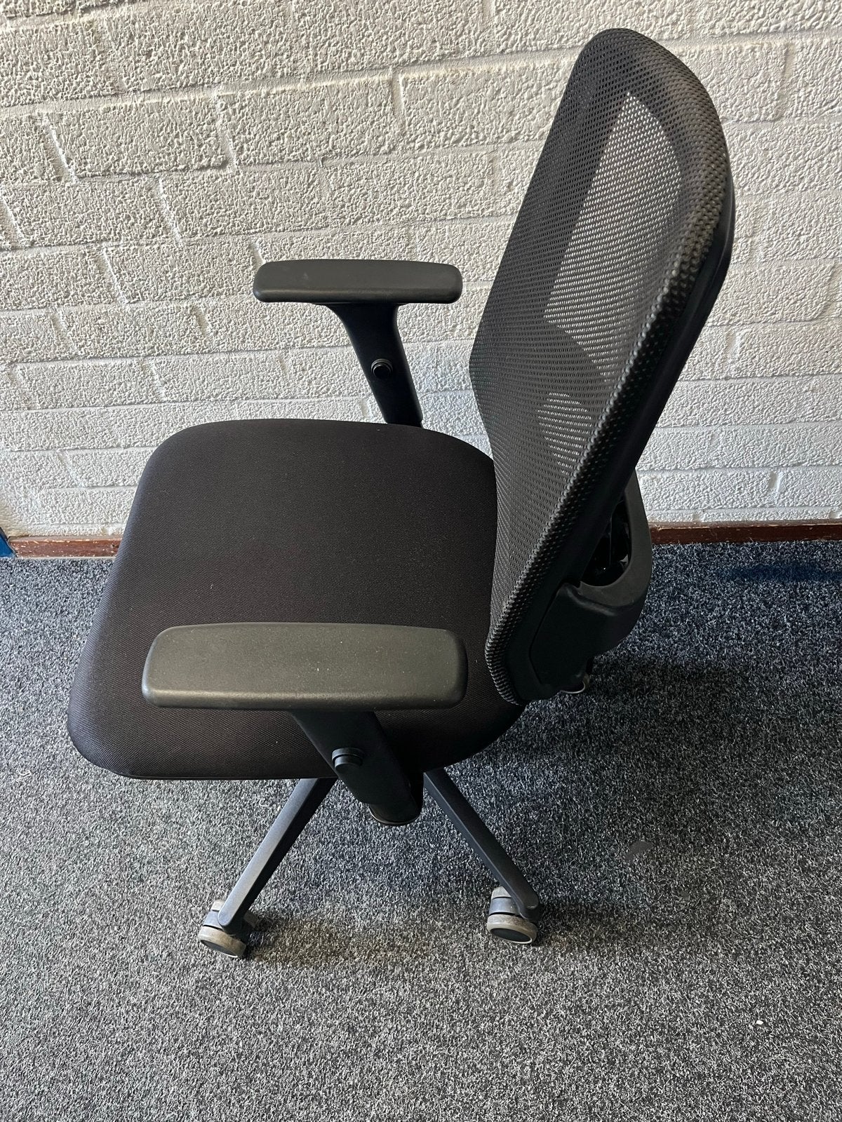 Refurbished bureaustoel met mesh rugleuning en armleuningen, Ophalen, Gebruikt, Zwart, Bureaustoel