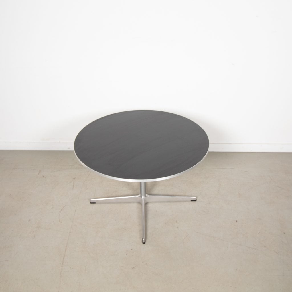 Fritz Hansen A222 Tafel Rond Zwart Ø75 cm - Aluminium, Niet ingevuld, Zo goed als nieuw, Niet ingevuld, Niet ingevuld