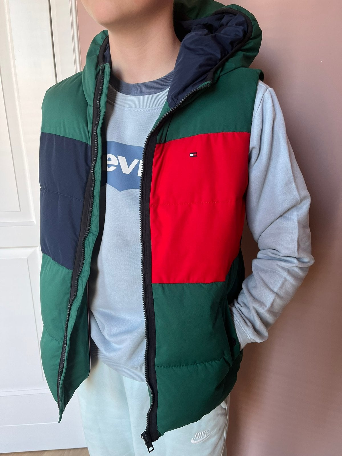 Tommy Hilfiger bodywarmer met capuchon maat 152, Ophalen of Verzenden, Zo goed als nieuw, Jongen, Jas