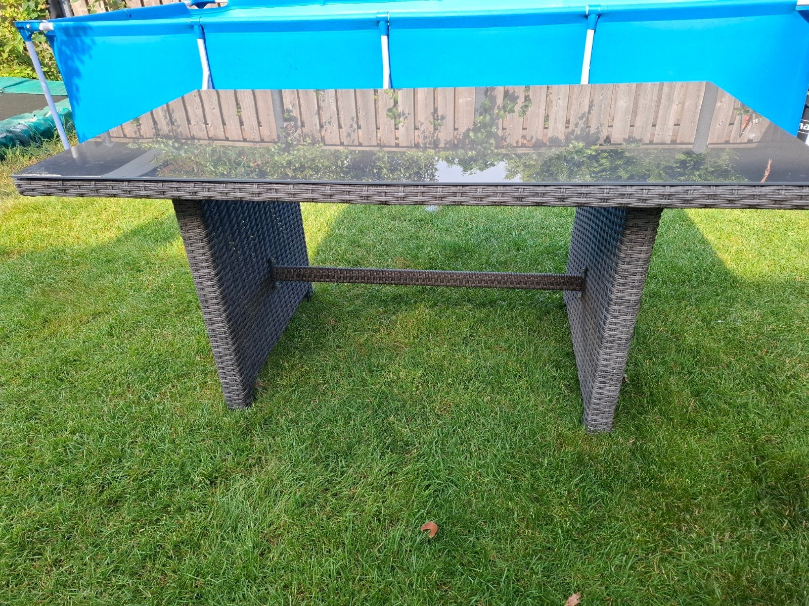 Nette tuintafel met glazen blad - 150x80x70 cm, Ophalen of Verzenden, Gebruikt, Rechthoekig, Wicker
