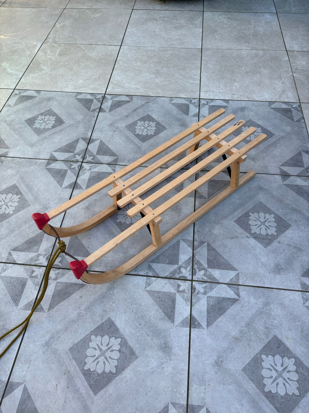 Houten slee met trekkoord, Ophalen, Gebruikt, Hout
