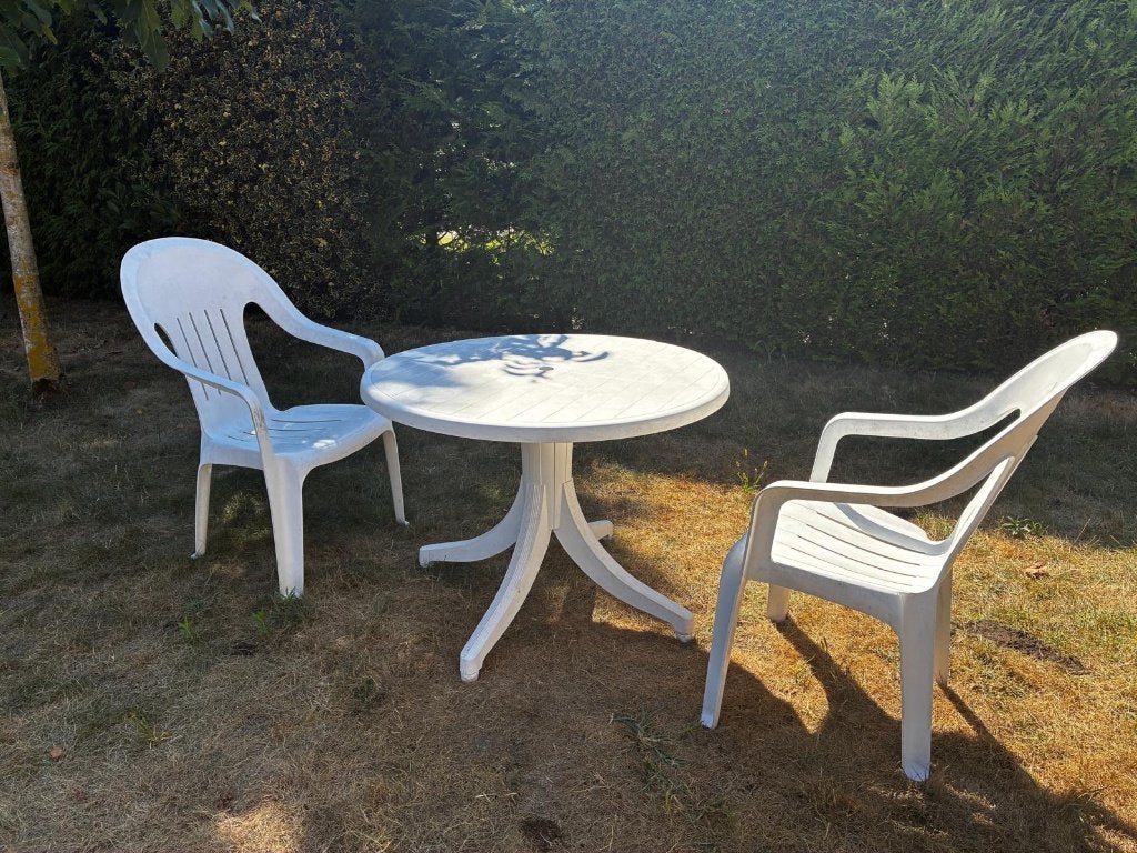 2 kunststof tuinstoelen + tafel - kleur wit, Tuin en Terras, Ophalen, Gebruikt, Kunststof, Stapelbaar