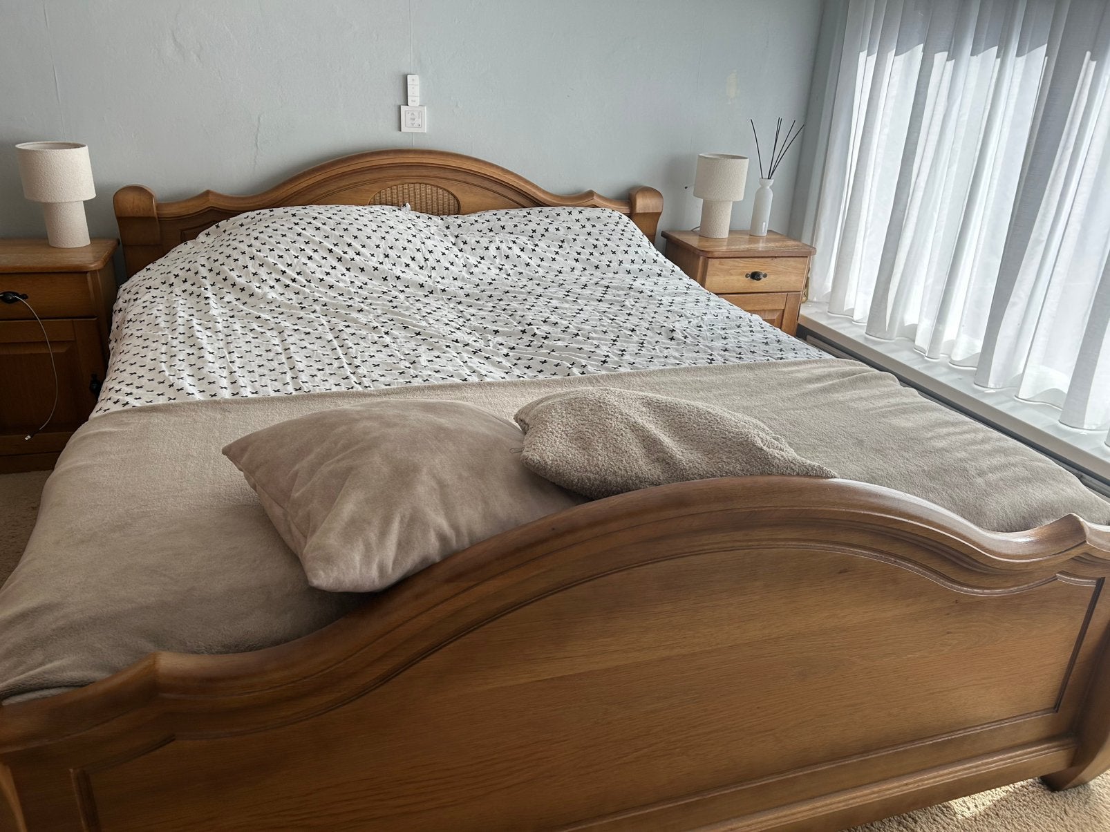 Eiken bed inclusief (elektrische) lattenbodem, Huis en Inrichting, Ophalen, Zo goed als nieuw, Tweepersoons