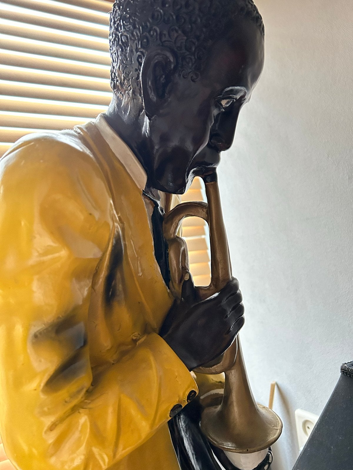 Foto 7 van Groot beeld van trompettist - Jazzmuzikant