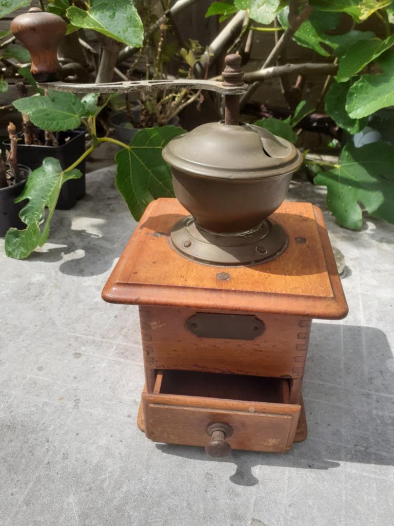 Koffiemolen voor een vers bakje koffie, Ophalen