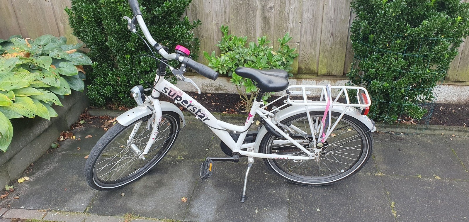 Witte 22 inch Loekie Superstar meisjesfiets met handrem, Ophalen, 20 inch of meer, Gebruikt, Velgrem