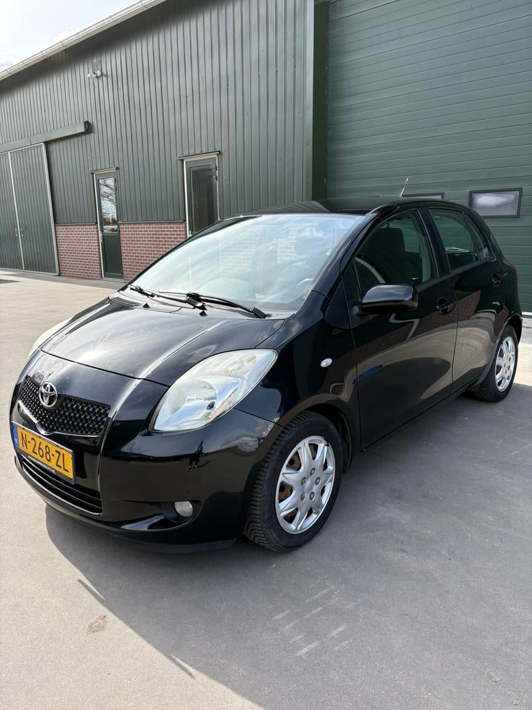 Toyota Yaris 1.3 PARKEERSENSOREN 16V Vvt-i 5DR 2008 Zwart, Auto's, Voorwielaandrijving, 40 €/maand, 4 cilinders, 995 kg