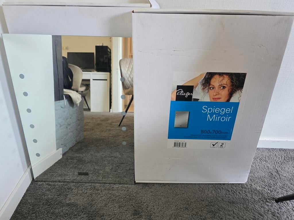 Spiegel met ledverlichting en klok