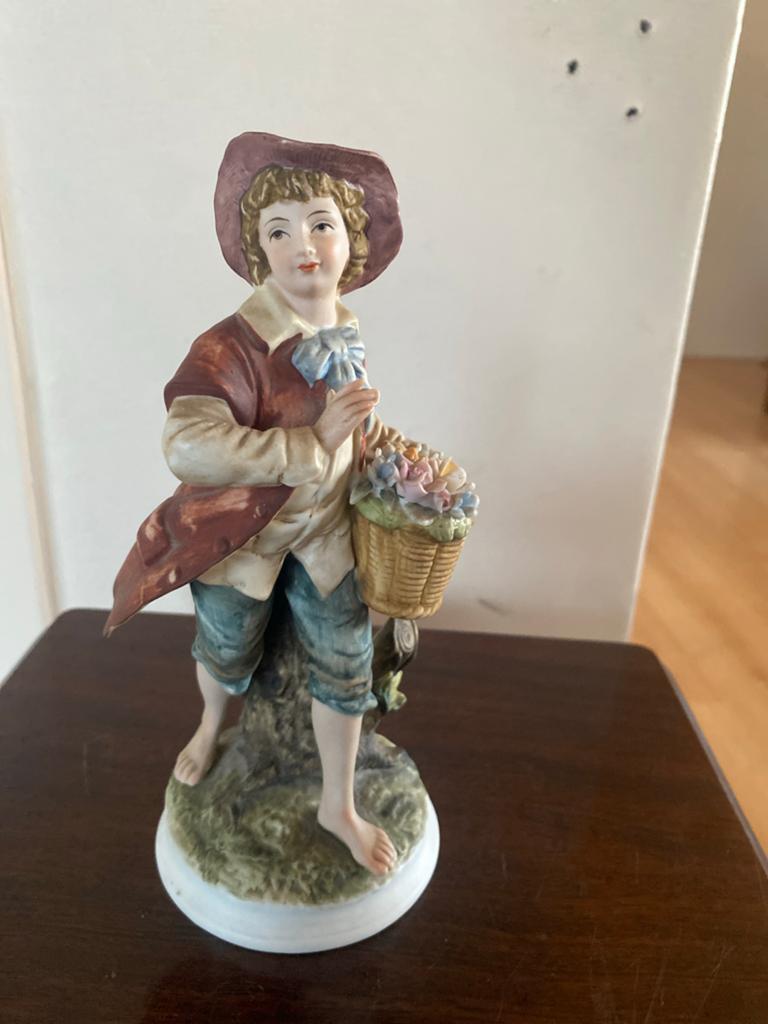 Vintage Kowa Porseleinen Beeldje Jongen met Bloemenmand, Antiek en Kunst, Ophalen of Verzenden