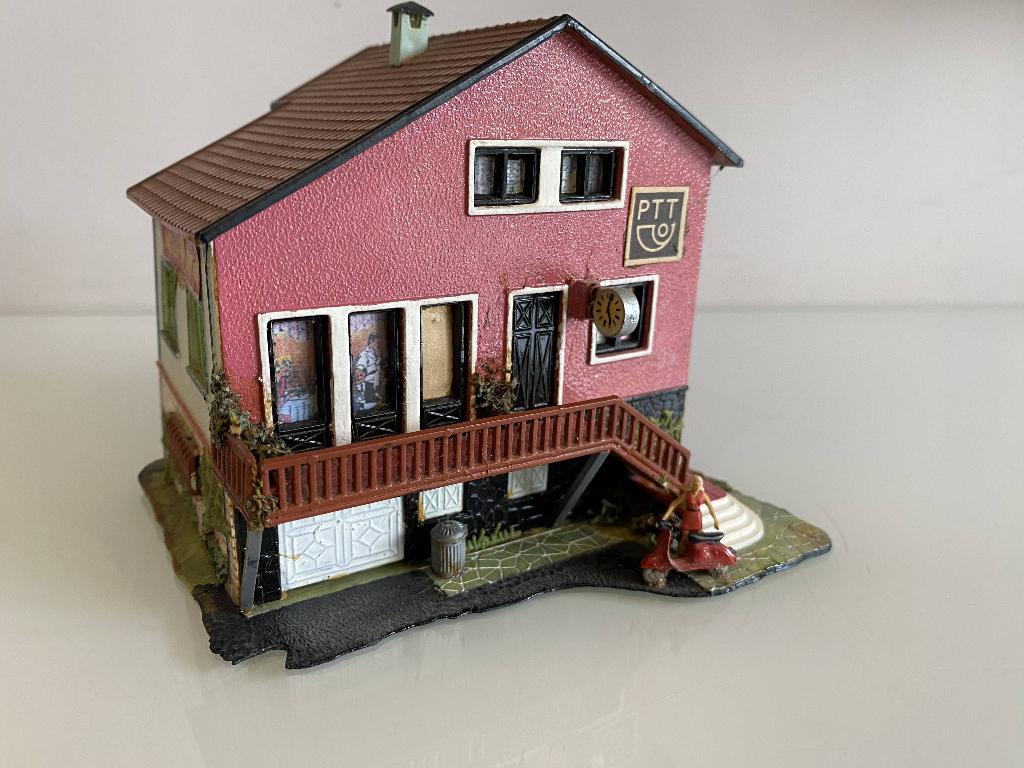 HO Co-Ma Edilmec 3108 restaurant/hotel met lichtgevende klok, Hobby en Vrije tijd, Modeltreinen | H0, Overige merken, Gebruikt