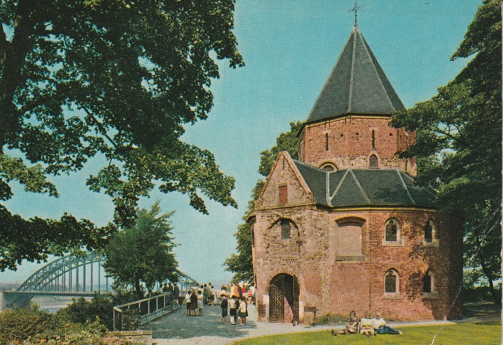 Nijmegen Sint-Nicolaaskapel in het Valkhofpark, Ophalen of Verzenden, 1960 tot 1980, Gelopen, Gelderland