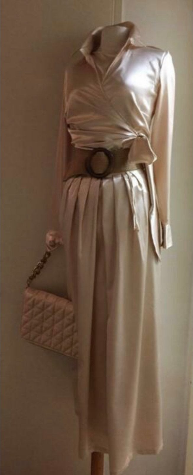 GEZOCHT satijnen set met blouse en rok MERK?, Kleding | Dames, Jurken, Beige, Ophalen of Verzenden, Zo goed als nieuw, Maat 36 (S)