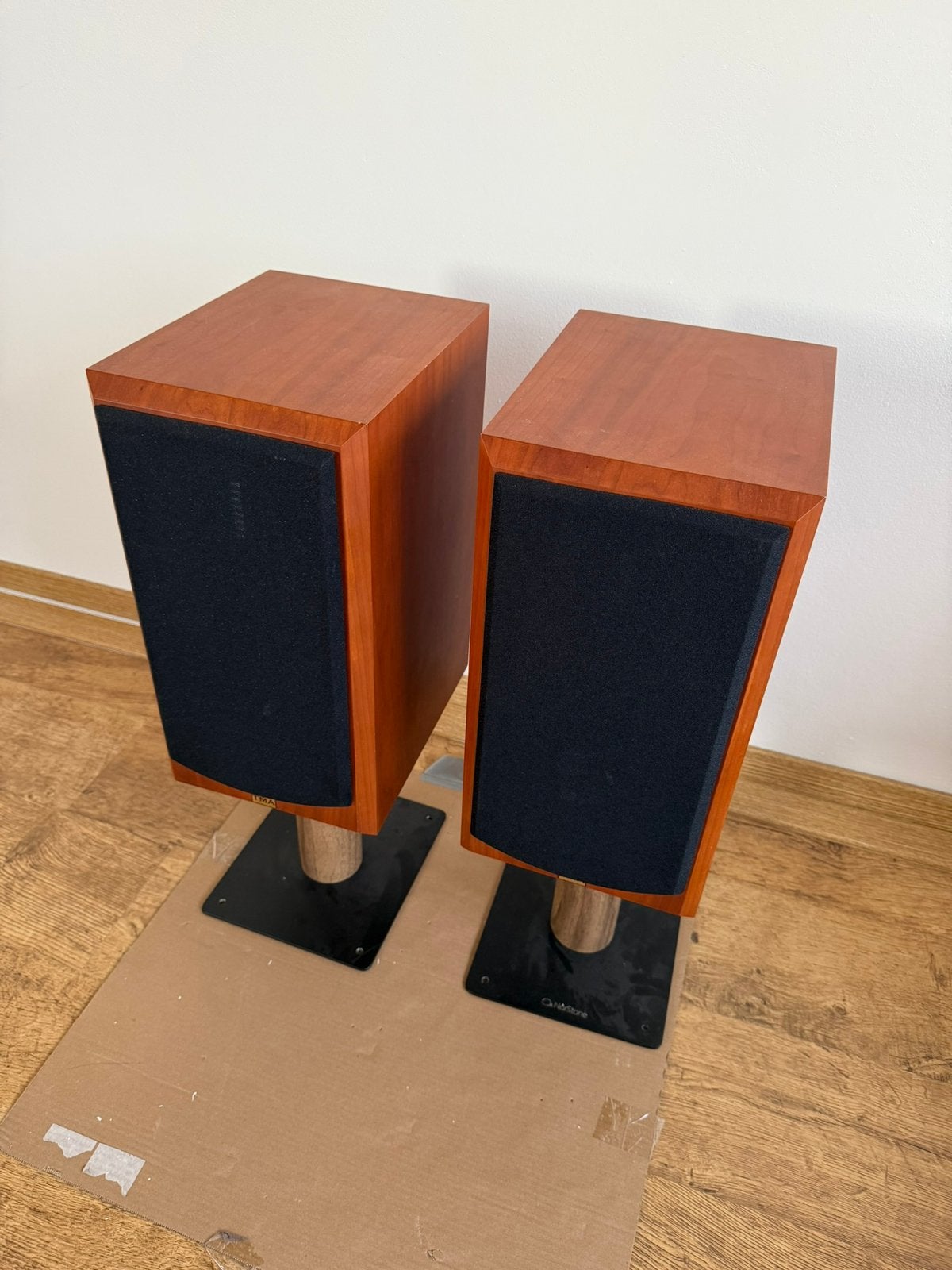 TMA Contour 1 met norstone stands, Gebruikt, 120 tot 150 watt, Inclusief standaarden, Boekenplank luidspreker