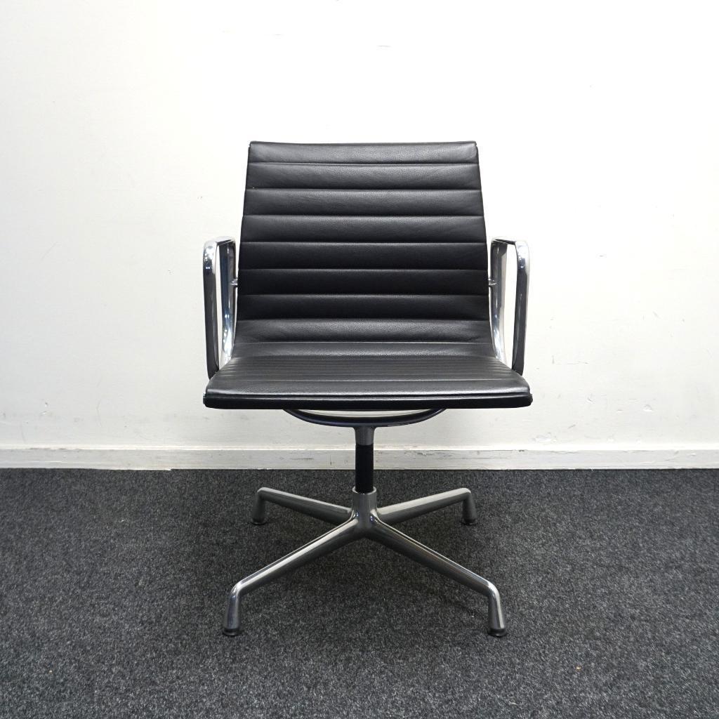 Vitra Eames EA108 Design Vergaderstoel |Zwart Leer|Aluminium, Huis en Inrichting, Stoelen, Gebruikt, -, Zwart, -