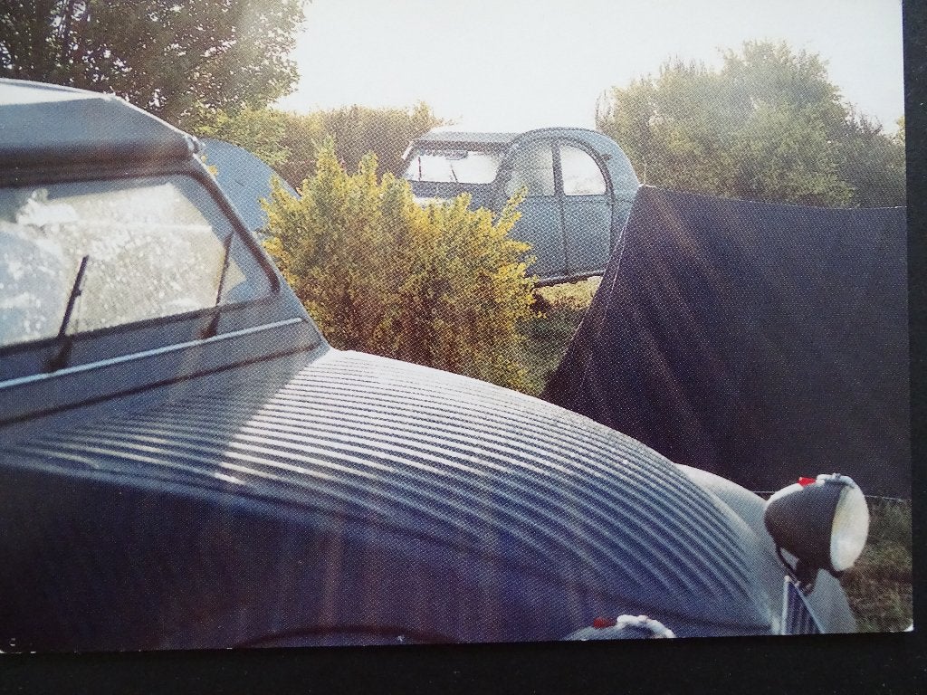 Citroën 2CV / Ansichtkaart met ribbeltjes motorkap, Ophalen of Verzenden, 1940 tot 1960, Ongelopen, Voertuig