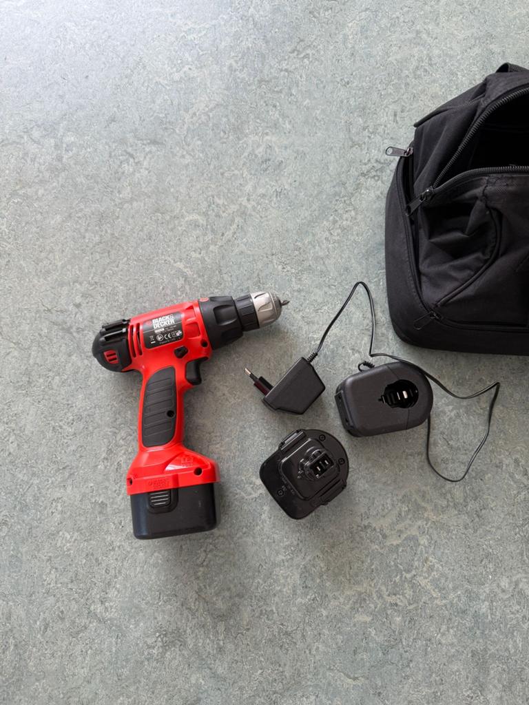 Black & Decker accuboormachine met accu en tas, Ophalen, Gebruikt, Minder dan 400 watt, Boor- en Schroefmachine