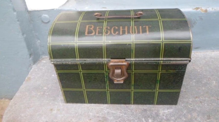 Antiek kistje beschuitblik metaal schatkistje beschuitbus, Ophalen of Verzenden, Gebruikt, Beschuit, Overige merken