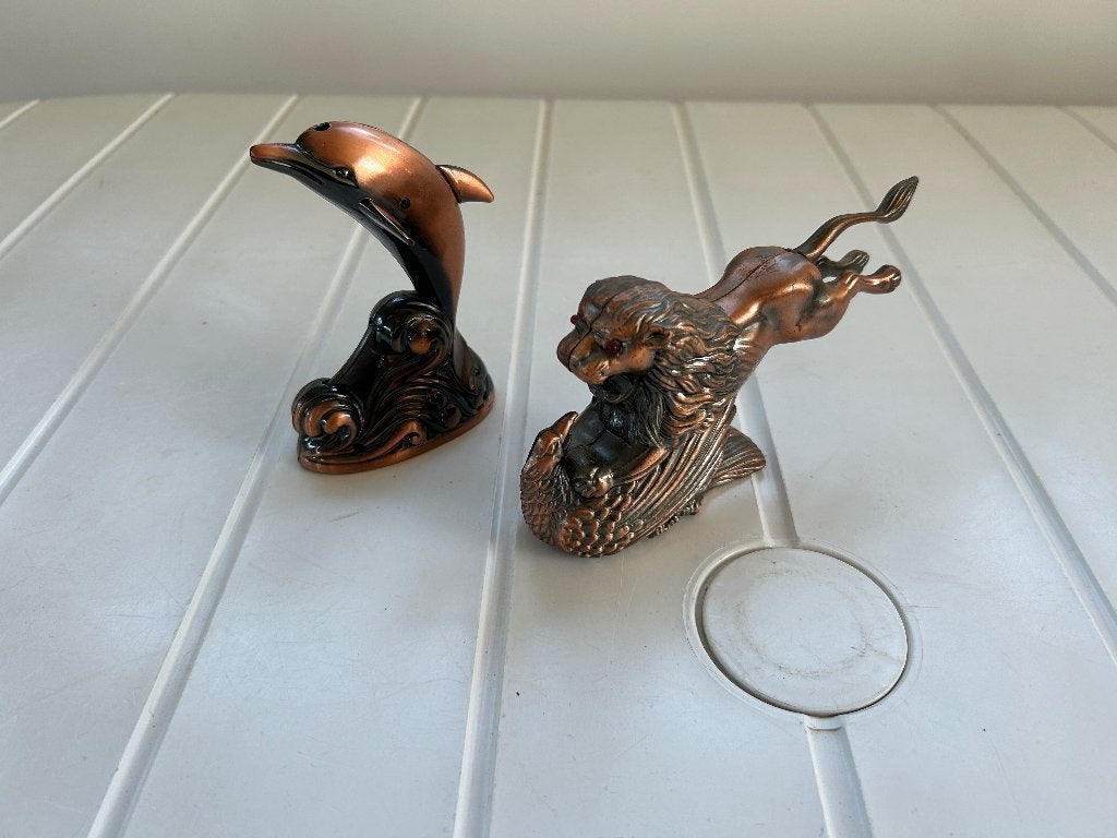 Vintage decoratieve dierenaanstekers dolfijn en leeuw, Verzamelen, Ophalen of Verzenden